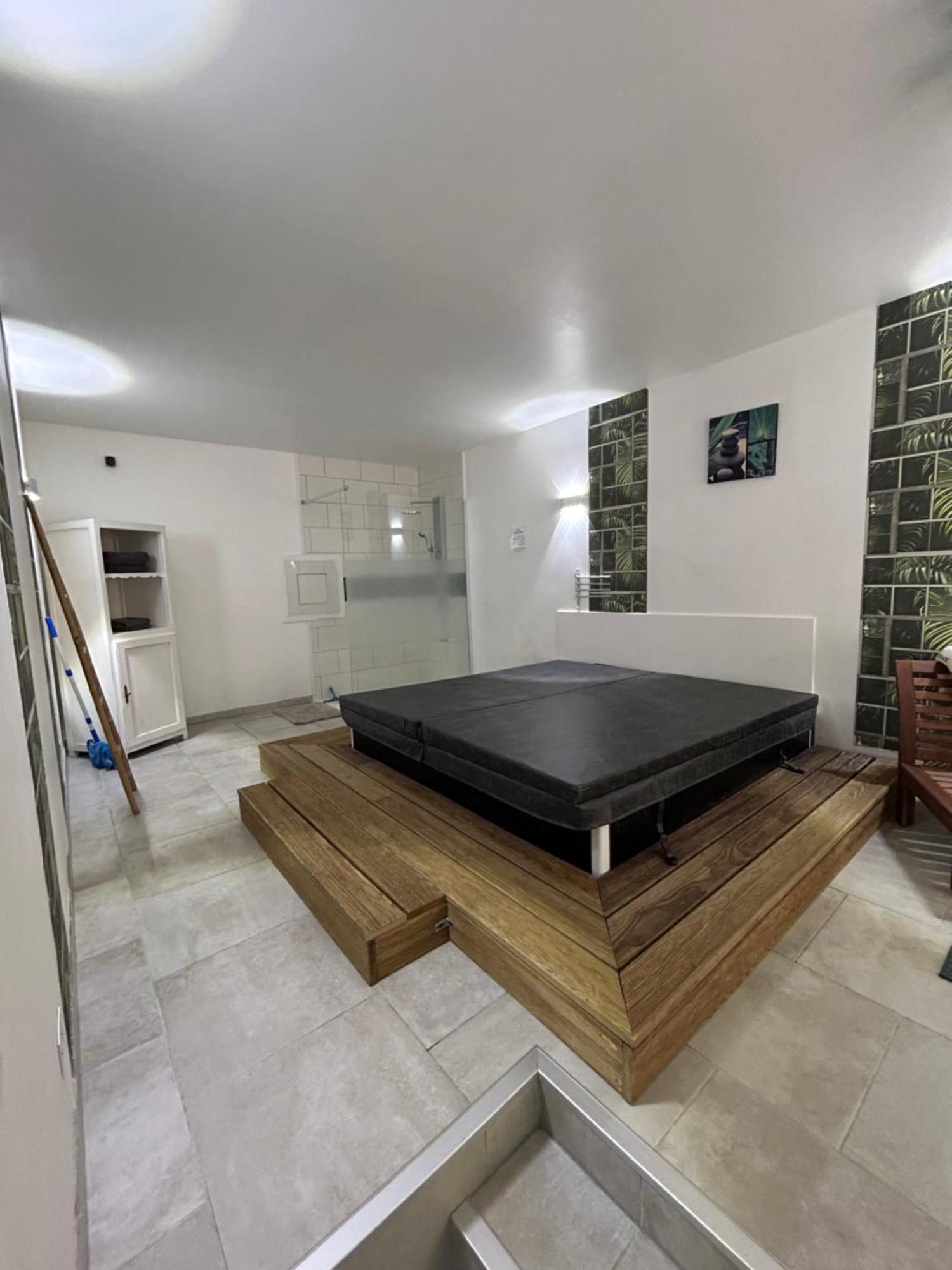 Loft And Spa Les Preaux Екстериор снимка